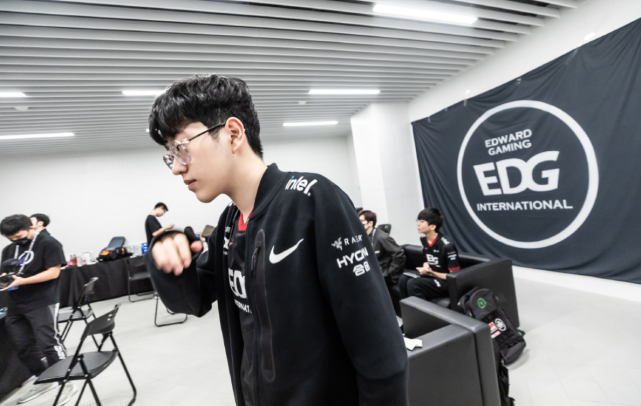 在对方防线 在对方防线